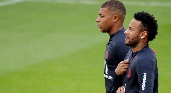 Neymar e Mbappé durante treino no PSG